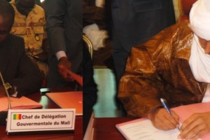 Moussa Sinko Coulibaly du gouvernement malien et Bilal Ag Cherif du MNLA (d.) signant l'accord (Ph : B24)