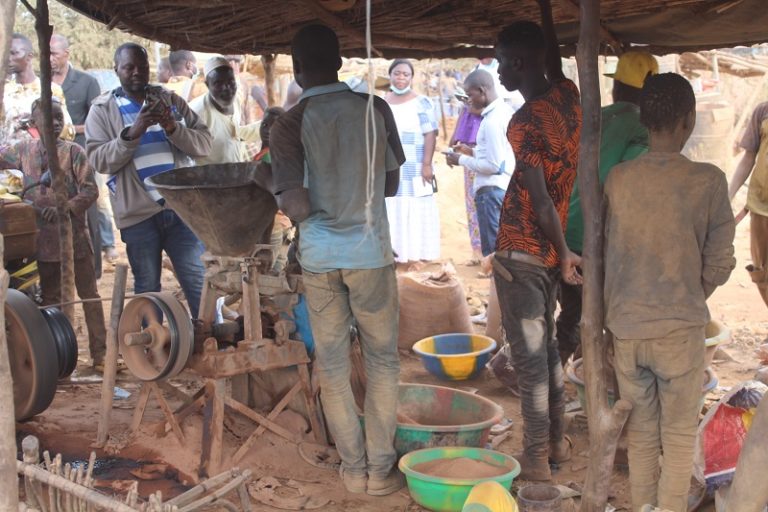 Exploitation artisanale et semi mécanisée de lor À lécole du