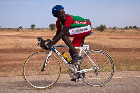 Cycliste burkinabè. Photo: asvillemurcyclisme