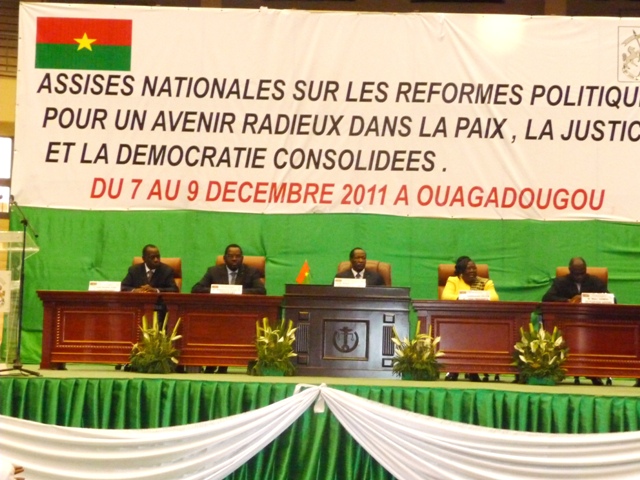 Le présidium de la clôture des assises nationales. Au centre le président Blaise Compaoré. Photo:Burkina24