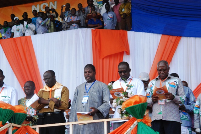 Djezouma Sanou (badge au cou), l'ancien président de l'ex-UDPS chantant l'hymne de son nouveau parti, le MPP (Ph : B24)