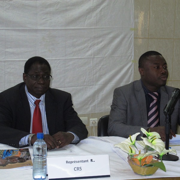 Le représentant résident de CRS Burkina (à d.) et le Haut-commissaire du Sanmatenga (© DR)