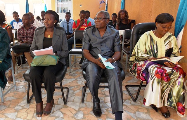 De la gauche vers la droite, la marraine Ada Sorgho, la patrone Phoebé Dorcas Ouedraogo et Gaston K. Gnoumou, directeur de l'ESTPO