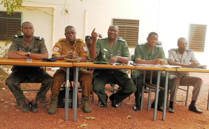  Le colonel Adama Drabo (au milieu) invite les populations à protéger l'environnement
