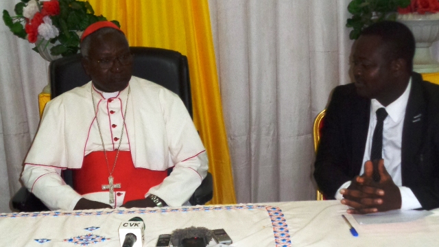 Alfred Ouédraogo (à droite) livrant son message au cardinal