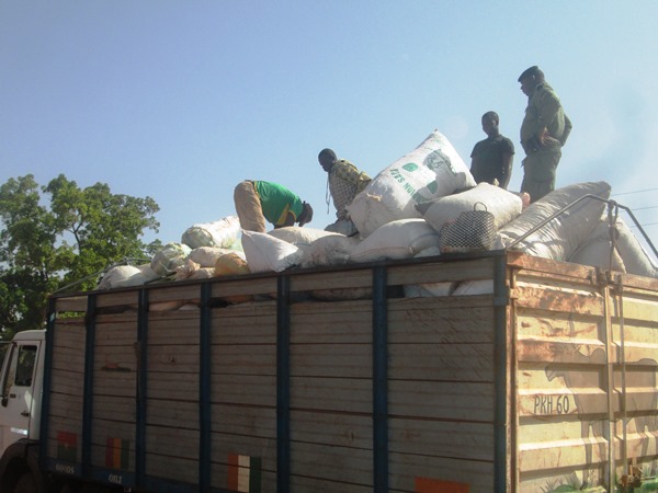 Lundi 8 février 2016, nous avons rencontré à la parque douanière de Bobo-Dioulasso, un véhicule saisi contenant 6 sacs de 100 kg des médicaments de la rue
