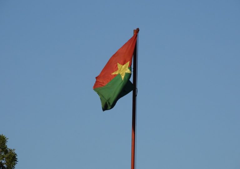 Burkina Faso Le Drapeau National Flotte De Nouveau Solenzo burkina-faso-le-drapeau-national-flotte-de-nouveau-solenzo