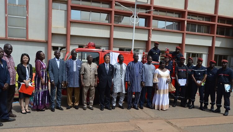 la cérémonie de remise officielle dudit véhicule à la commune de Ouagadougou au profit de la BNSP avec une signature de convention