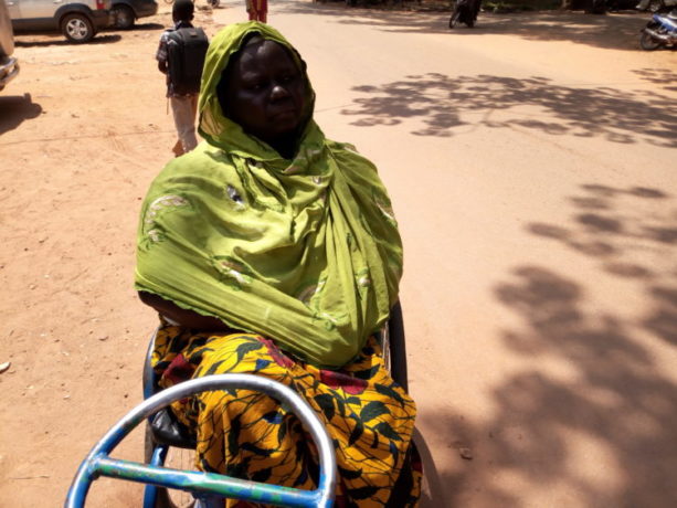 Lizèta BAMOGO, handicapée motrice ne peut pas acceder aux bureaux perchés au 1er étage de l'hotel administratif où siège la Direction régionale de la femme, de l'action humanitaire et de la famille