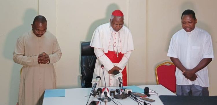 Le Cardinal Phillipe confiant le Burkina à Dieu
