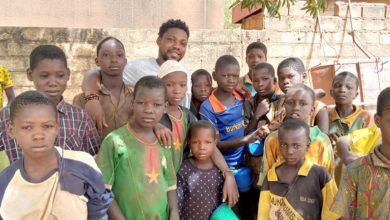 Le vagabond de la charité accompagné de certains enfants de la rue