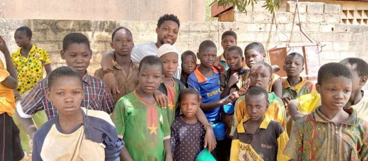 Le vagabond de la charité accompagné de certains enfants de la rue