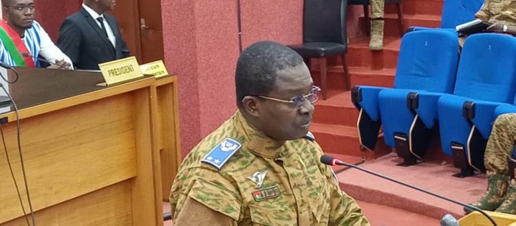 Le ministre de la défense, Général Barthélémy Simporé, face aux Députés membres de l'ALT 2022