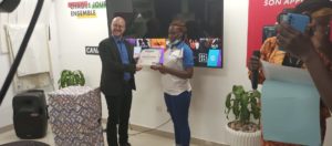Un Stagiaire recevant son attestation des mains du directeur général Canal+ Burkina