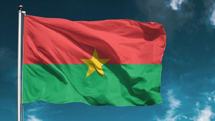 Au-delà du mât sur lequel le drapeau du Burkina Faso flotte, que ce même  drapeau flotte dans les cœurs des Burkinabè » (Salimata Nébié)