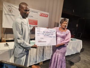Remise d'un chèque par la ministre Valérie Kaboré
