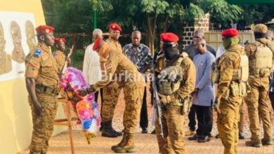 Le Capitaine Ibrahim Traoré depose des gerbes au Mémorial Thomas Sankara