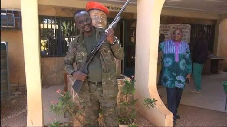 Me Bénéwendé Sankara avec fusil