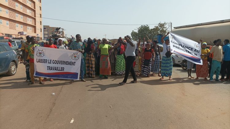 Des manifestants ont bloqué la route au niveau du carrefour de Saaba ce samedi 29 octobre 2022 pour apporter notamment leur soutien au ministre en charge du commerce Donatien Nagalo