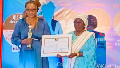 Légende: La Coordonatrice nationale du Burkina Faso, Mme Octavie Noellie Neya/OUEDRAOGO (à gauche) reçoit le prix au nom de l’ONG Stand for Life and Liberty.