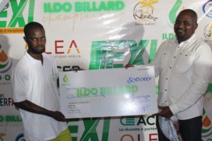 Otonne Oke Sunday recevant son chèque de Salfo Souleymane Ilboudo promoteur de l'évènement
