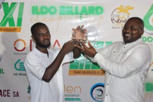 Otonne Oke Sunday recevant son trophée de Salfo Souleymane Ilboudo promoteur de l'évènement