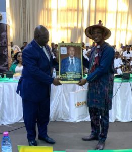 Le 1er vice-président de la conférence des ministres du CODEPA Mohamed Lawan remettant un tableau au ministre en charge de la culture du Burkina Faso serge Poda 