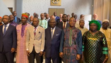 Photo de famille : Le 1er vice-président de la conférence des ministres du CODEPA Mohamed Lawan, entre le premier ministre et le ministre en charge de la culture du Burkina Faso.