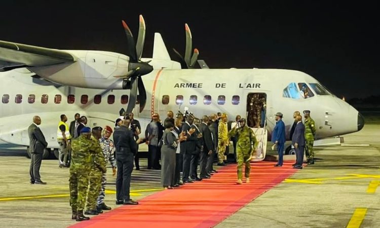 Les 46 soldats sont arrivés à Abidjan un peu avant minuit, heure locale, le 7 janvier 2023 (capture d'écran). © https://www.facebook.com/Presidencecotedivoire