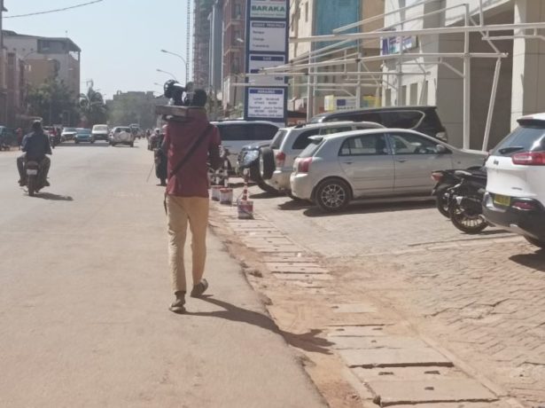 Un rafistoleur avec sa machine à coudre sur son épaule à la recherche de clients dans les rues du quartier Koulouba à Ouagadougou
