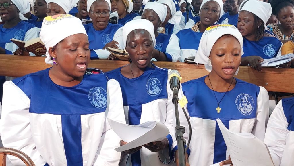 La Chorale de la paroisse en pleine célébration