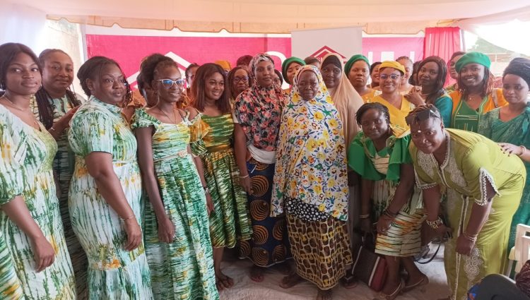 Les femmes de SUNU Assurances solidaires avec les femmes déplacées internes à Ouagadougou