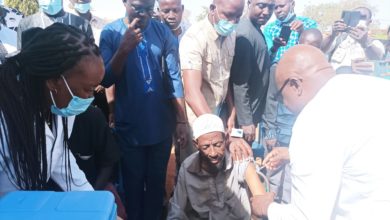 Le ministre en charge de la santé, Dr Lucien Kargougou en train de vacciner une personne