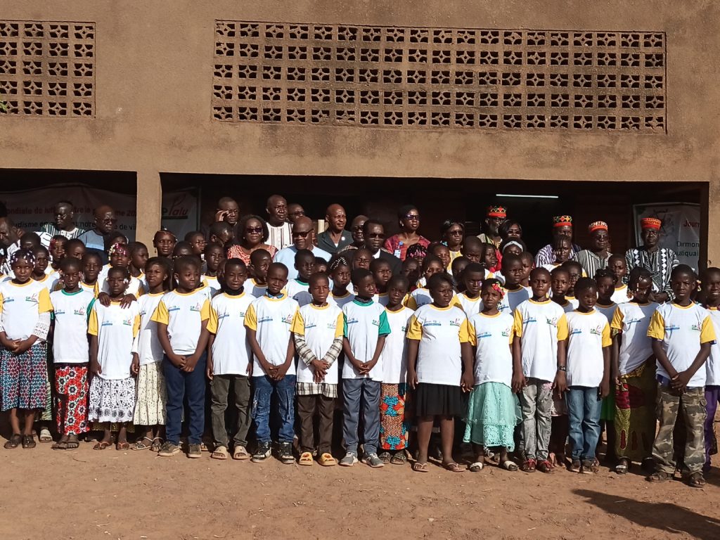 Dr Robert Kagougou, avec les élèves de l'école Patrice Lumumba pour la commémoration de la journée internationale de lutte contre le paludisme