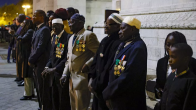 Des tirailleurs sénégalais devant la tombe du soldat inconnu lors d'une cérémonie à l'Arc de Triomphe à Paris, le 11 novembre 2022 - Copyright © africanews GEOFFROY VAN DER HASSELT/AFP or licensors