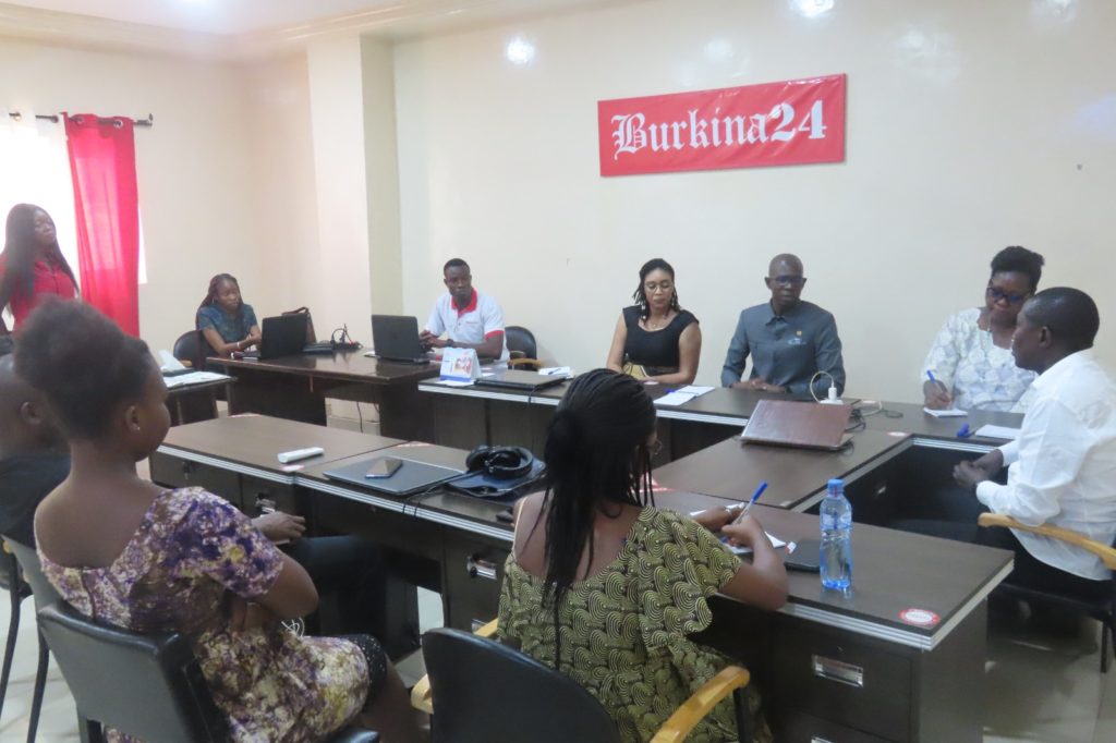 Abdoulazize Bamogo, échangeant avec les journalistes de Burkina24