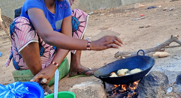 Kady Boly en train de préparer ses beignets © Burkina24 