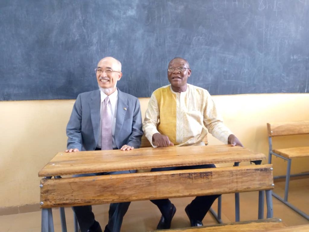 Masaaki Kato, ambassadeur du japon au Burkina Faso à gauche et André Joseph Ouédraogo, ministre en charge de l’éducation à droite 