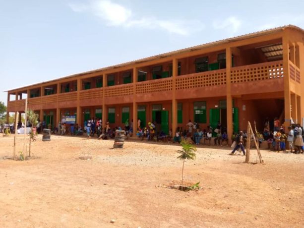 Un aperçu du bâtiment des salles de classes du CEG de Zongo