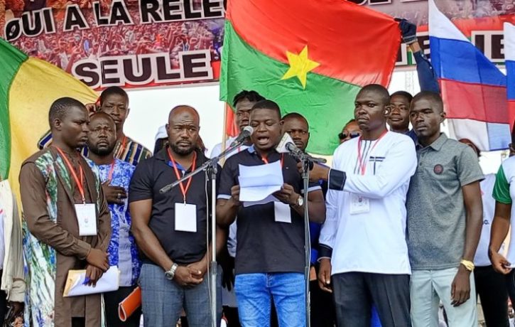 Ghislain Dabiré au milieu livrant la déclaration de la coordination des OSC du Burkina 