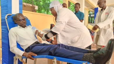 Le président du Conseil Supérieur de la Communication, Abdoulazize Bamogo entrain de se faire prélever le sang