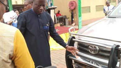 Roland Somda, ministre en charge des transports immatriculant un véhicule