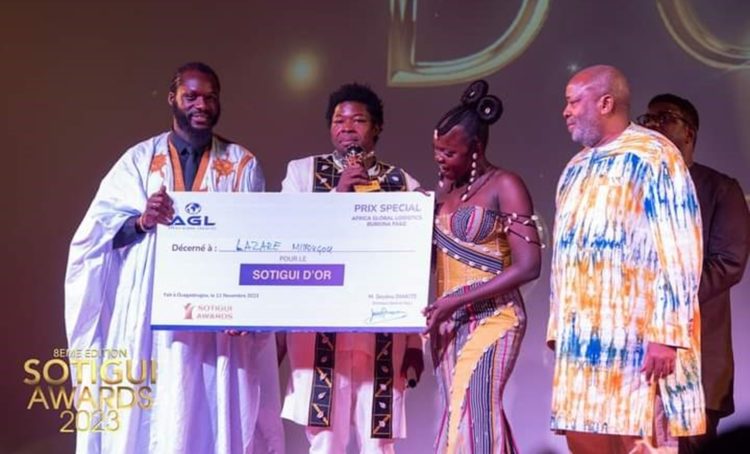 Le PCA de SITARAIL, Seydou Diakité, a remis le prix du SOTIGUI d’or 2023 à l’acteur burkinabè Lazare Minoungou