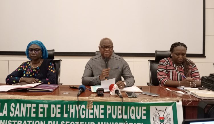 Au milieu, micro en mains, Dr Robert Lucien Kargougou, ministre en charge de la santé
