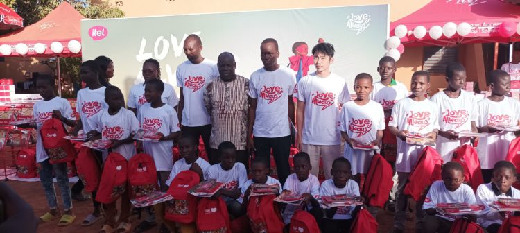 Itel Burkina célèbre noël avec les enfants de AMPO