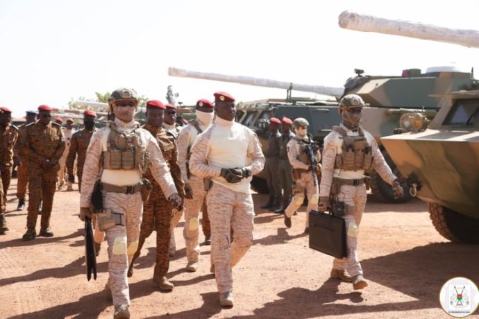 Capitaine Ibrahim Traoré remet du matériel militaire, sécurité défense Burkina