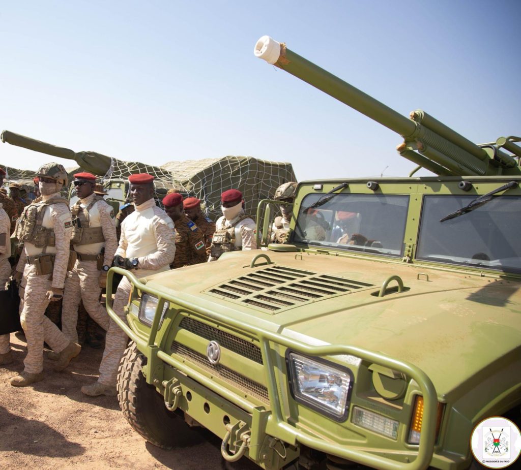 Capitaine Ibrahim Traoré remet du matériel militaire, sécurité défense Burkina 