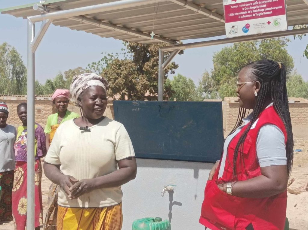 Toute joyeuse, Hélène Ilboudo, porte-parole des femmes bénéficiaires de Sané, exprime sa gratitude à la Croix-Rouge burkinabè et ses partenaires