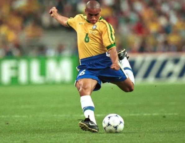 Ex-astro do futebol brasileiro Roberto Carlos visita Ouagadougou
