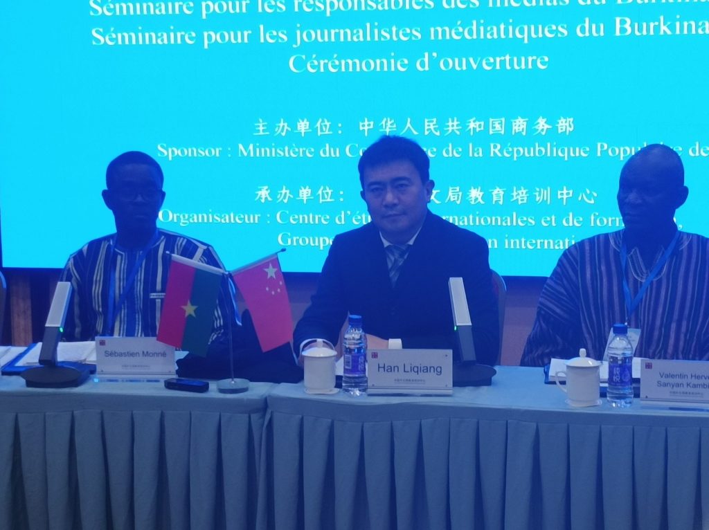 Han Liqiang, Directeur adjoint du Centre d’études internationales et de formation du CICG ( au milieu, en costume cravate)